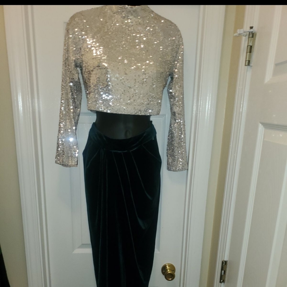 BEAUTIFUL SEXY DRESS IT ALL UP TOO YOU .WEAR  IT ANYWHERE FOR ALL EYES ON YOU